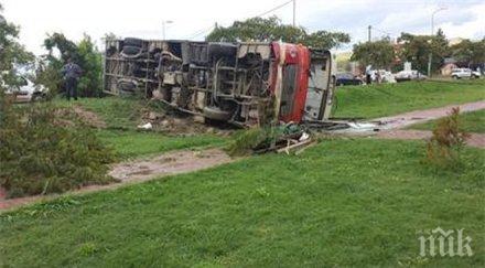 ужас автобус преобърна македония души ранени