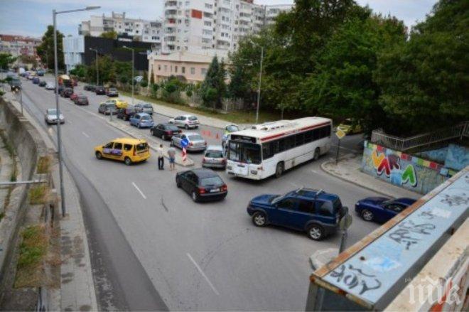 Такси се вряза в автобус на бул. „Левски” във Варна (снимки)
