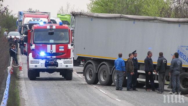 Три ТИР-а са се блъснали край София