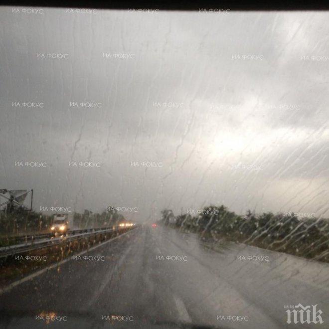 Дъжд изхвърли автомобил в канавката