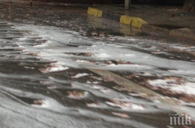 Пенлив поток заля бул. Приморски във Варна (снимки)