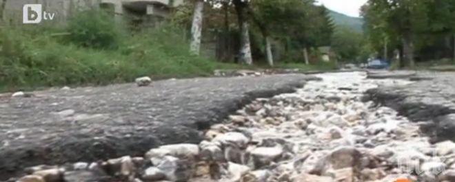 Улиците на пловдивския Бевърли Хилс непроходими - огромни дупки зеят вече 25 години (снимки)