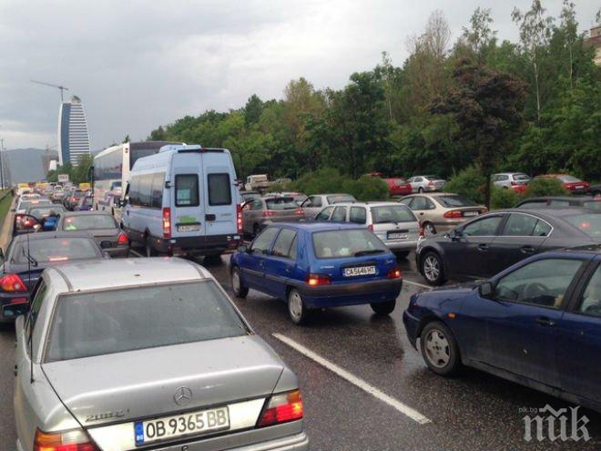 Блокада в София! Проливният дъжд задръсти трафика, колите пъплят, улиците са под вода