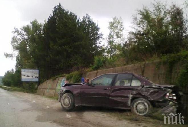 Тежка катастрофа край Перник, автомобил с мъж, жена и дете излетя от пътя (снимки)