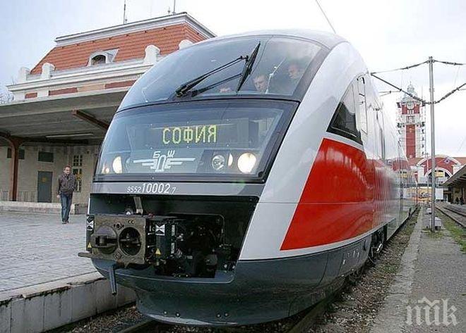 Два влака за София стоят блокирани на гарата в Бургас, пътници искат закриване на БДЖ