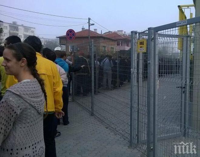 Огромна опашка за билети в Коматево, феновете полудяха преди Ботев- Локо