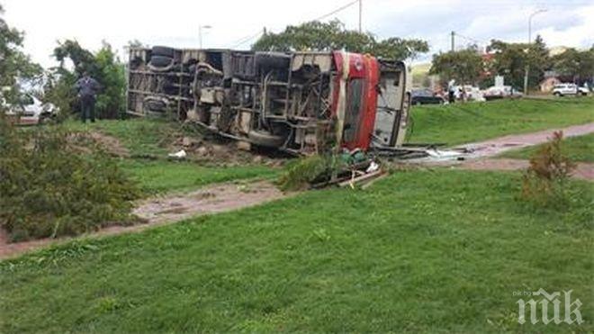 Ужас! Автобус се преобърна в Македония, 47 души са ранени