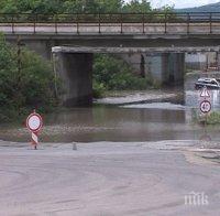 Подлезът на СОМАТ в Бургас пак се наводни