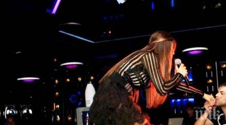 певица напира мъжко внимание прозрачна рокля отдолу сияе голо дупе снимки