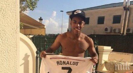 кристиано роналдо подари фланелката любимец сектор снимка