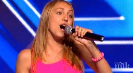 момичето вдигна крака всички фактор видео