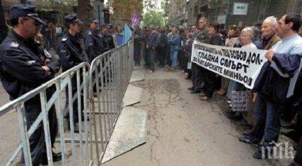 150 миньори затвориха центъра бобов дол