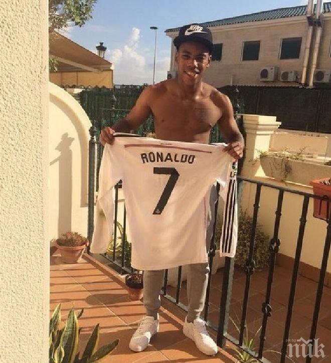 Кристиано Роналдо подари фланелката си на любимец на Сектор Б (снимка)