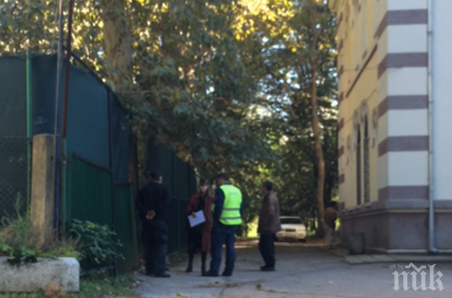 ИЗВЪНРЕДНО В ПИК! Полиция нахлу в Семинарията пред очите на деца! Екшънът е в разгара си! (обновена)