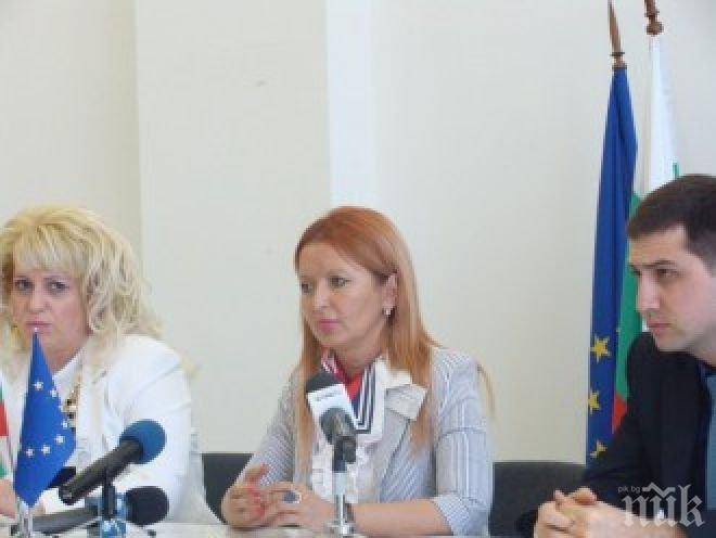 Свалиха билбордове на България без цензура от автомагистрала Тракия край Пловдив


