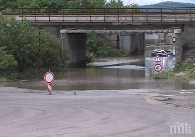 Подлезът на СОМАТ в Бургас пак се наводни