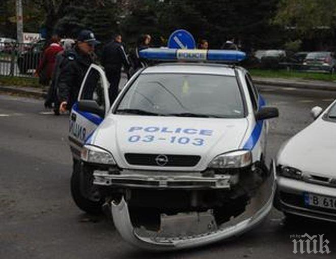 Куриоз! Камион отнесе полицейска кола в двора на КАТ във Враца