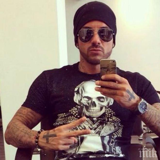 Благой Георгиев се натиска със стюардеси (снимка)