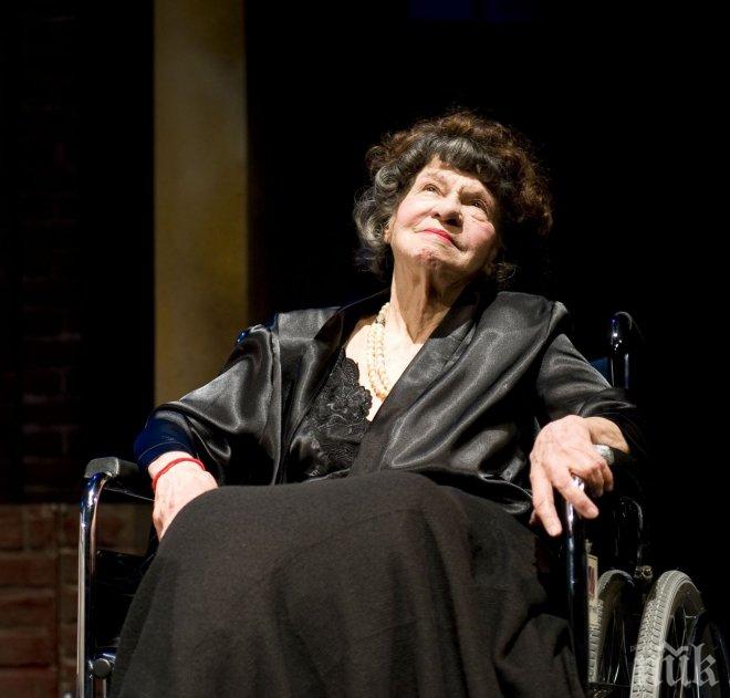 Неуморна! Живата легенда Стоянка Мутафова пак на турне из България
