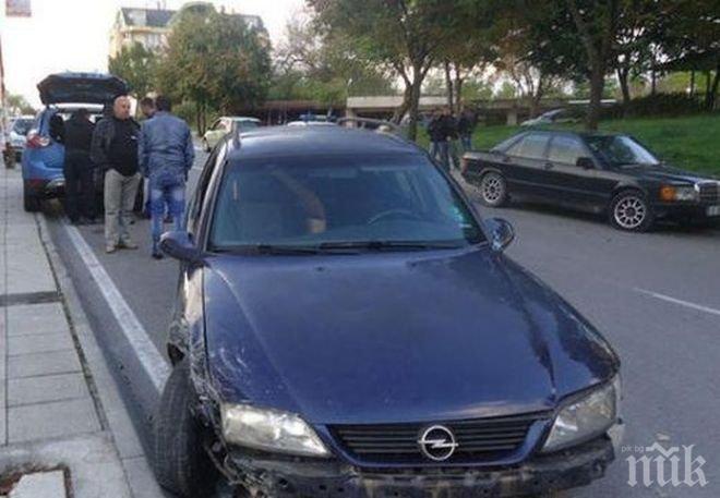„Опел” на бивш полицай изпотроши два джипа в Благоевград (снимка)