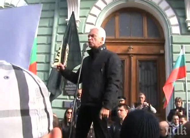 Митинг на „Атака” блокира трамваите по „Дондуков”, полиция пази ДКЕВР (обновена)