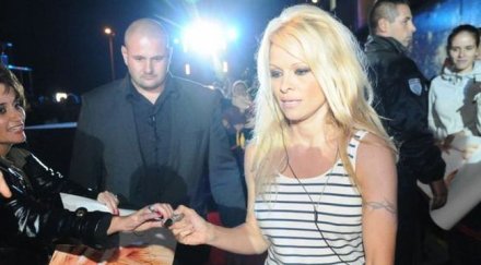 взе памела половин милион тупарев