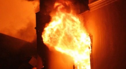 млада майка скочи пожар спаси детето