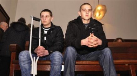 гледат делото убитите младежи великден