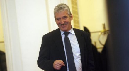 депутати раздават финансови подаръци пари експерти