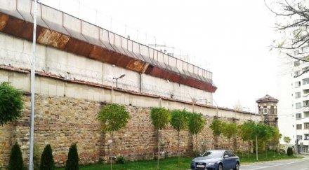 затворник обеси заради счупена каса ракия