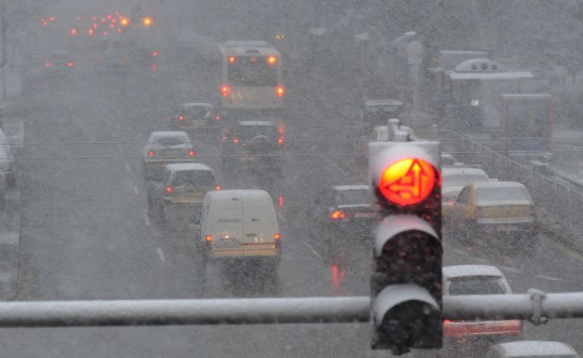 Закъсали камиони задръстиха изхода на столицата