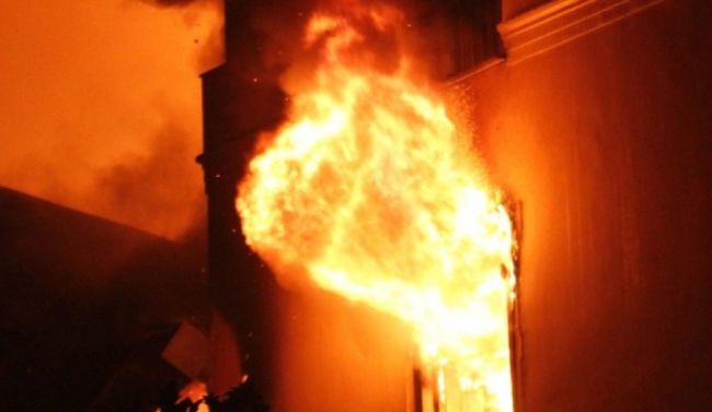 Млада майка скочи в пожар, за да спаси детето си