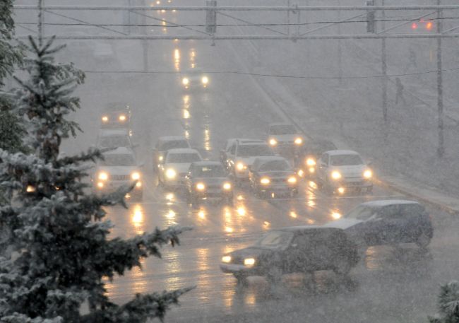 България побеля! Започнаха да чистят преспи
