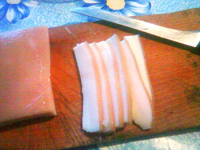 Гладен краде сланина и уиски, заключват го