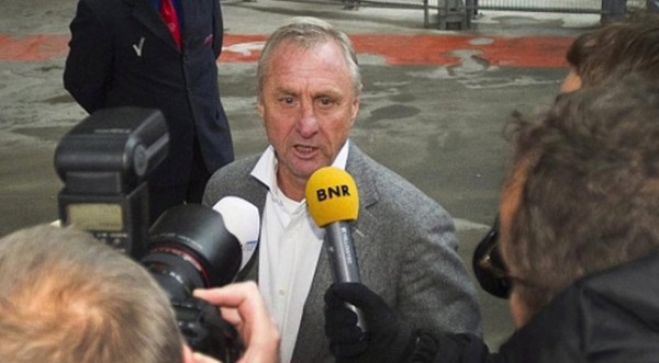 Чивас изрита Йохан Кройф