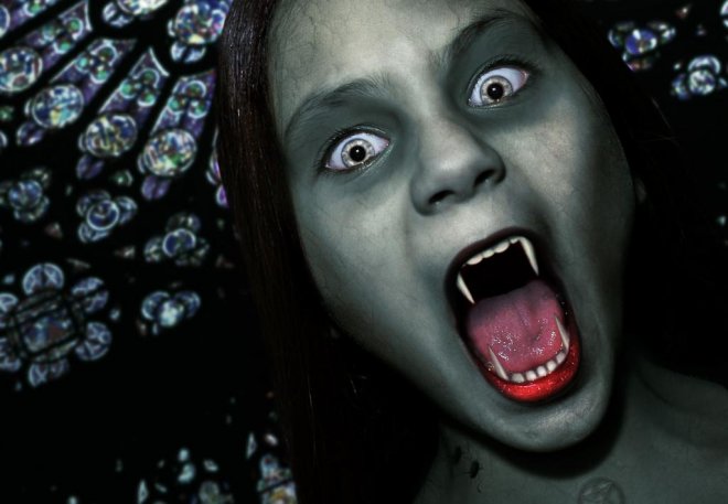 Вампир вилнее в село, хора го дебнат с чесън!