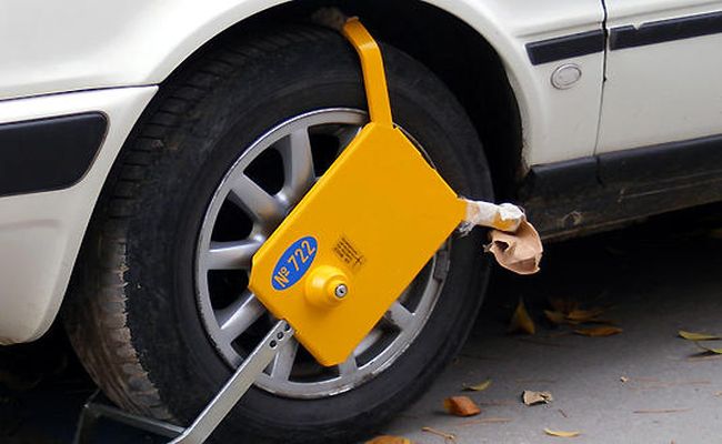 Шофьор на бус отпраши със скоба