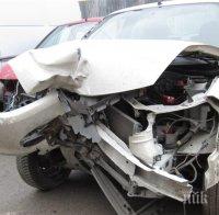 Поредна ужасна катастрофа! 26-годишна жена е ранена при преобръщане на бус на Е-79