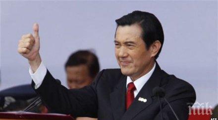 студент хвърли книга президента тайван