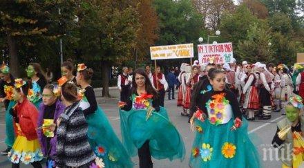 дефилето карнавала плодородието заля шумен