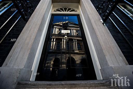 Британски министър подаде оставка заради компрометиращи го снимки