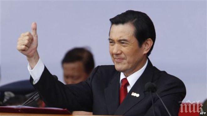 Студент хвърли книга по президента на Тайван