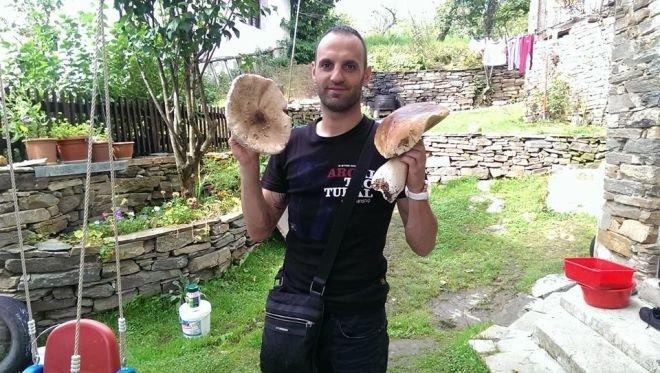 Само в ПИК! Апостол Попов разпуска с бране на гъби, набра гигантски сърнела и манатарка (снимки)