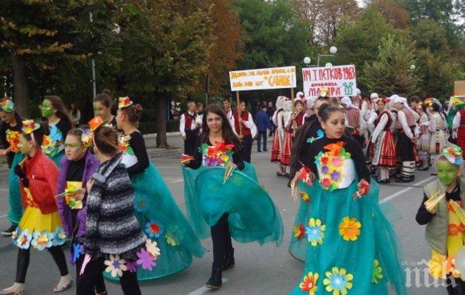 Дефилето на Карнавала на плодородието заля Шумен
