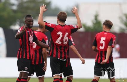 Червено-черен триумф край морето