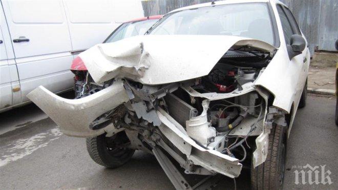 Поредна ужасна катастрофа! 26-годишна жена е ранена при преобръщане на бус на Е-79