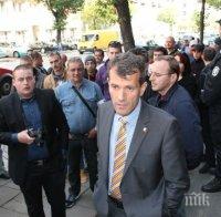 Разследват хората на Расате за хулиганство заради нахлуването в ЦИК