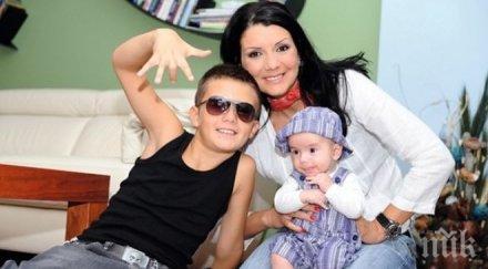 кали побърка мъкне децата кръчми хлапетата спят джипа докато майка пее