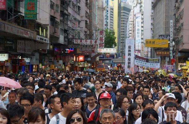 Младите в Хонконг продължават протеста и на националния празник на Китай