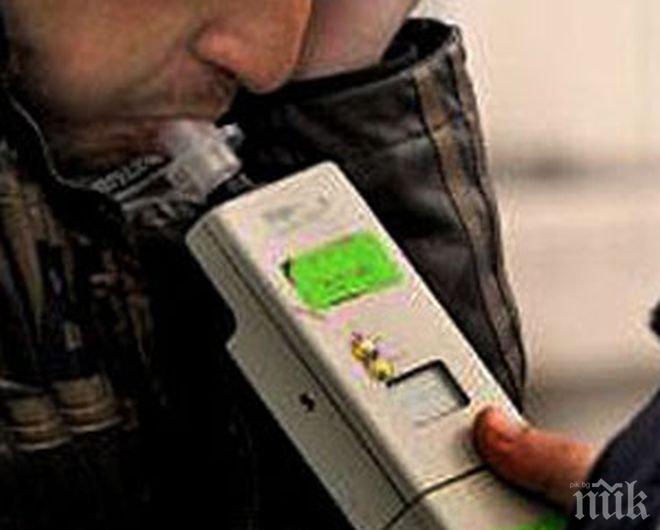 Задържаха пиян шофьор без книжка